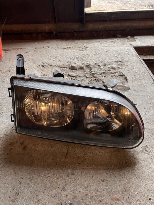 Правая фара Mitsubishi Delica