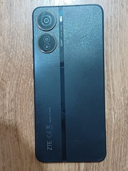 ZTE Blade V40 cu displayul spart. Placa este ok