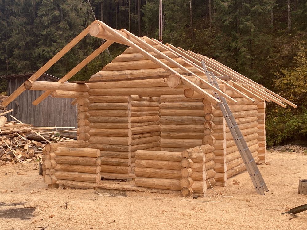 Cabane din lemn rotund. Preturi de la 280  euro mp (la rosu)
