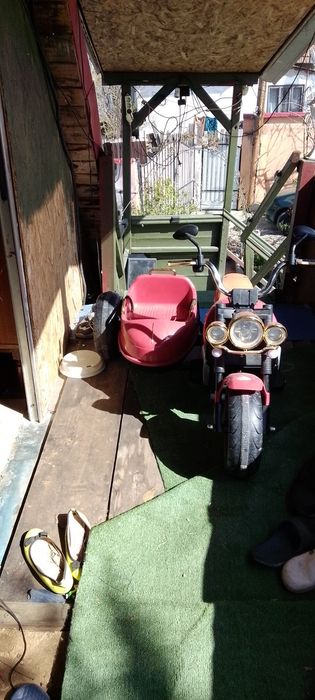Vând motocicleta cu atas copii electrica