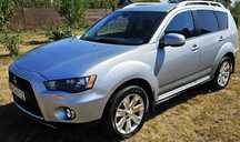Mitsubishi Outlander Mitsubishi Outlander 2.2 DiD Automat 4x4 • Full dotări • Proprietar