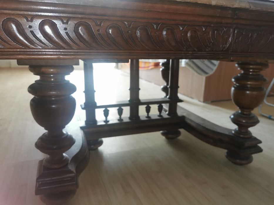 De vânzare mese vechi cu sculptură deosebită
