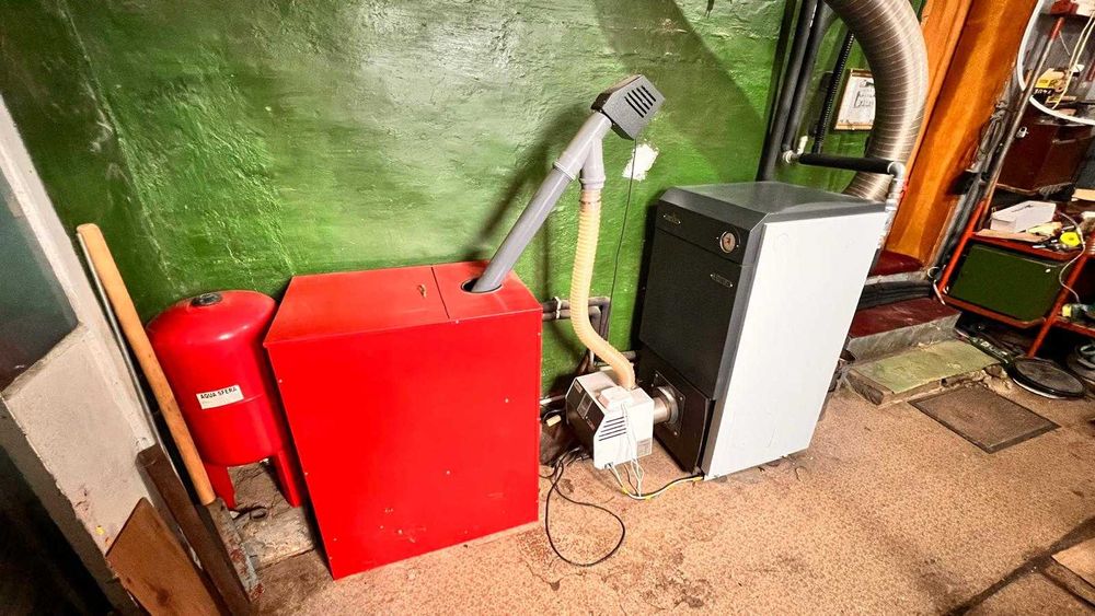 ПРОДАВА СЕ: Просторна двуетажна къща с двор и чудесна локация!