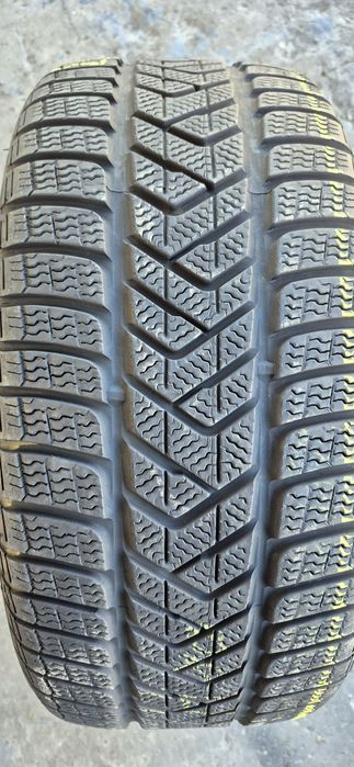 2 anvelope iarna Pirelli 245/30/20.Pretul este pe bucata.