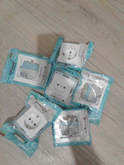 Продам розетки/выключатели новые 5 штук