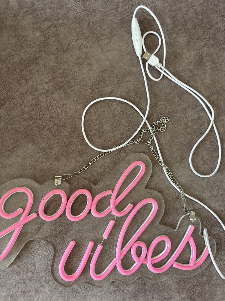 Вывеска good vibes