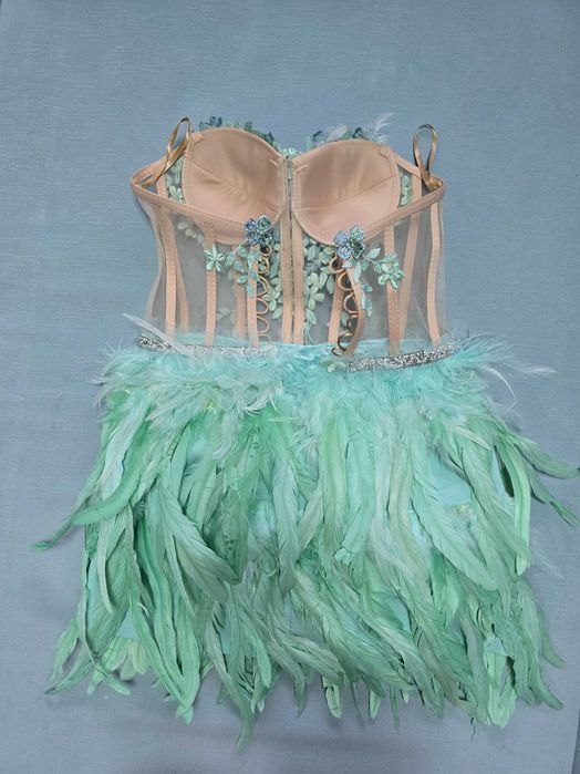 Дизайнерска нова дамска рокля размер М / Velvet Angel пера и камъни