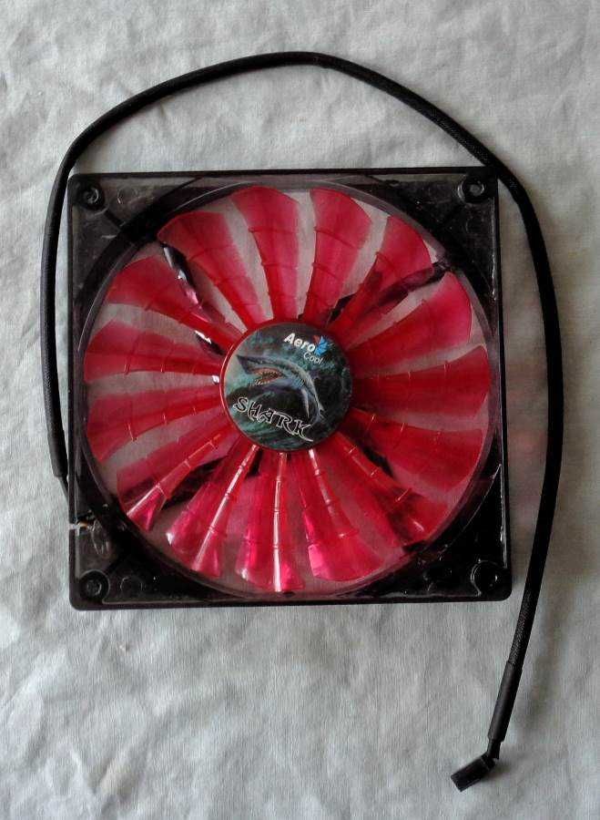 Вентилятор (кулер) со светодиодами AeroCool Shark, 14 см, красный