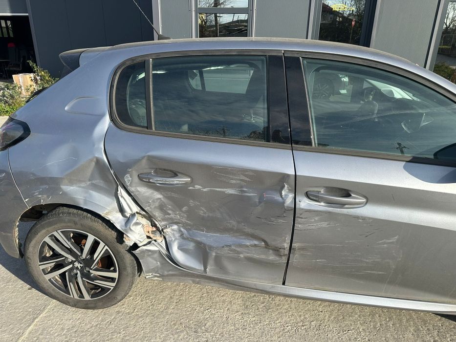 Peugeot 208 , puretech ,1,2 benzina turbo(Avariat)