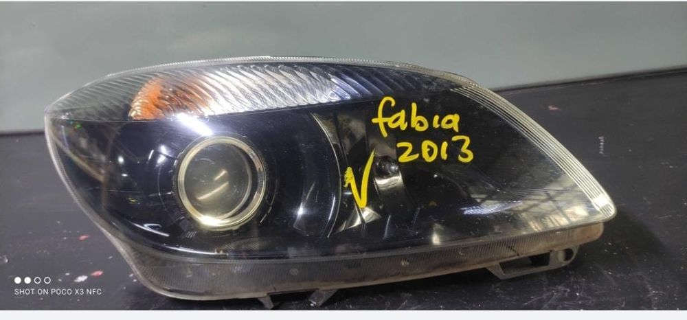 far dreapta skoda fabia cu lupa fundal nergru european
