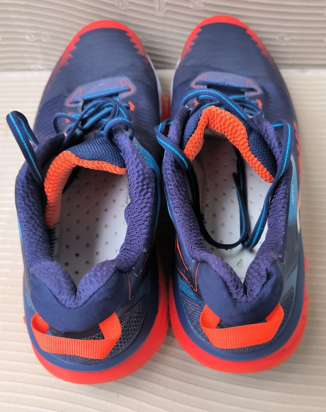 Hoka One One Arahi номер  44,1/3