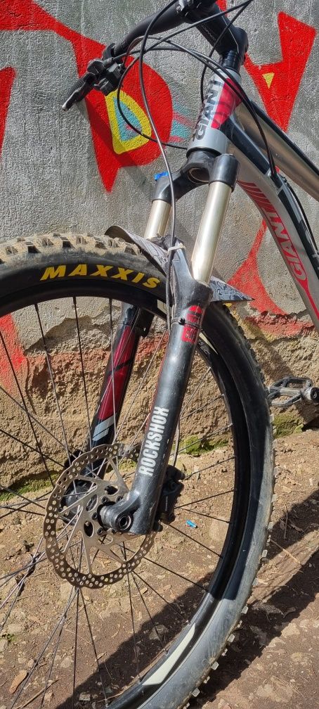 Vând bicicleta full suspension Giant (cu acte )