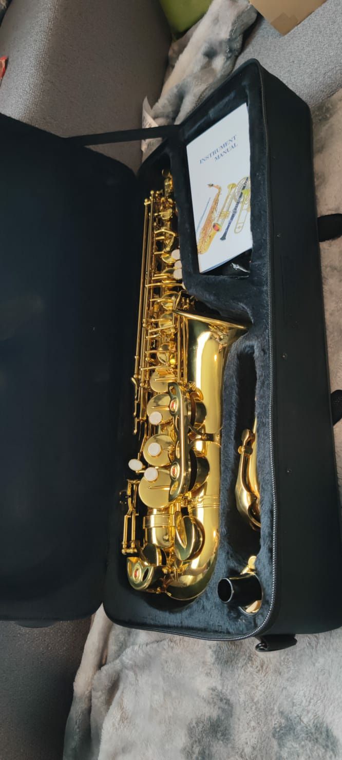Saxofon nou in cutie exact ca în poze