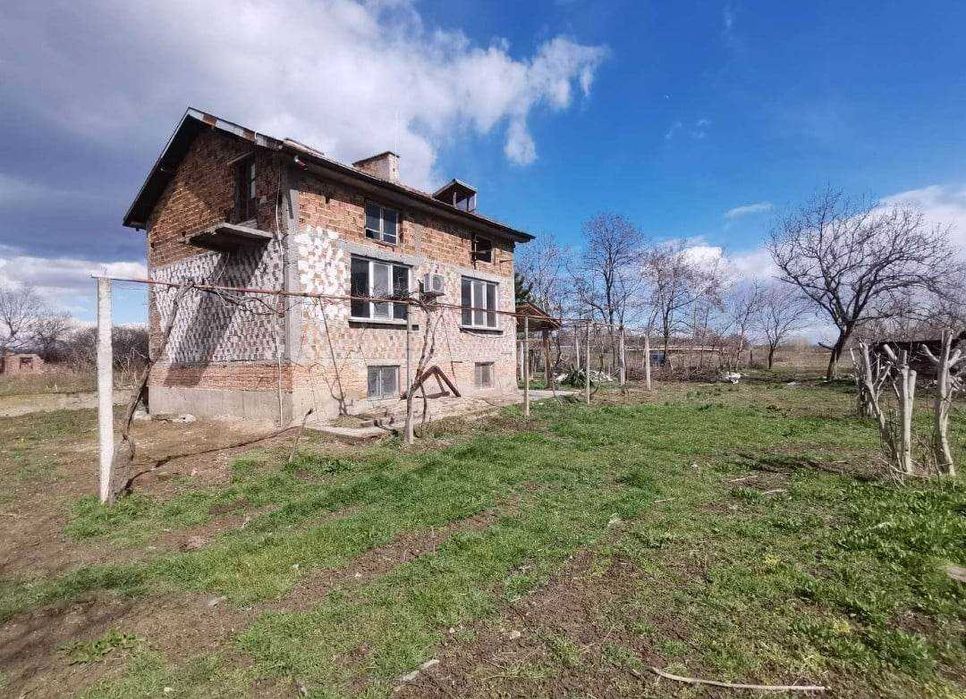 Масивна триетажна къща - село Долна Махала, община Калояново