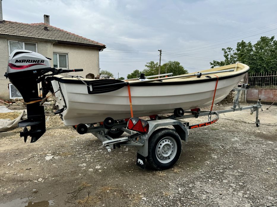 Оборудвана лодка, колесар и двигател