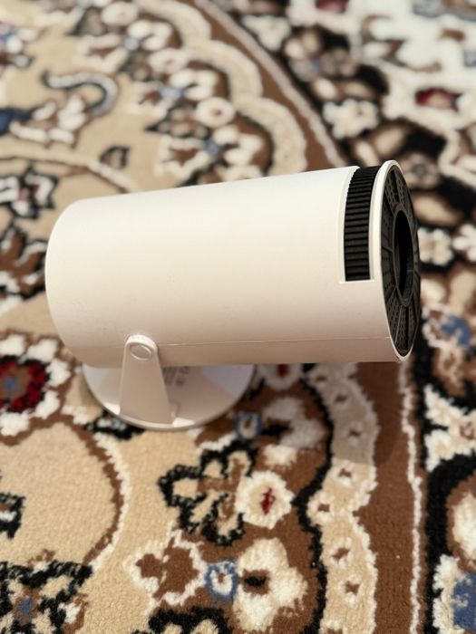 Проектор, в отличном состоянии. Использовали только 2-3 раза.