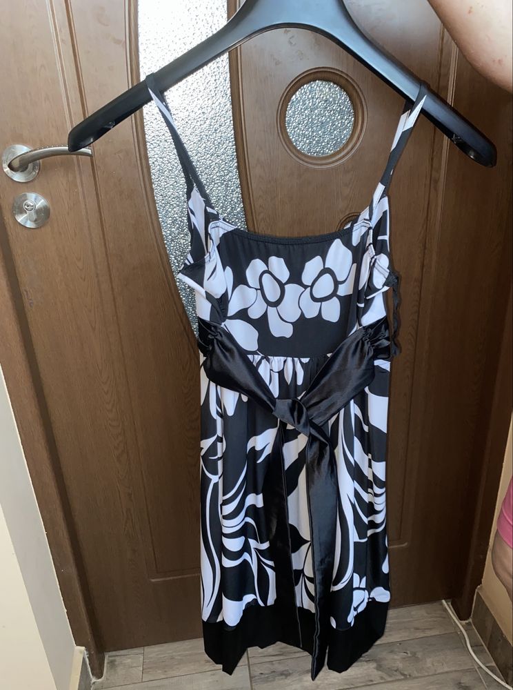 Rochie alb cu negru, cu imprimeu floral de dimensiuni mari.