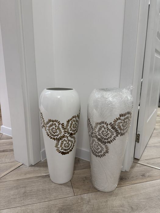 Две големи бели вази