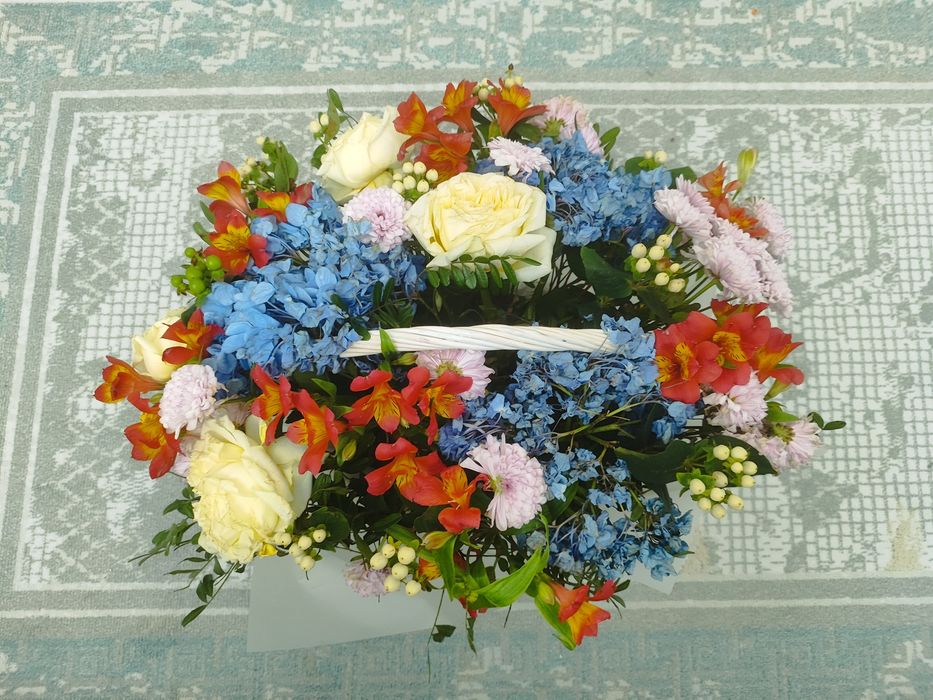 Корзинка цветов разных