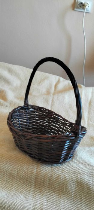 Продавам дървена кошничка