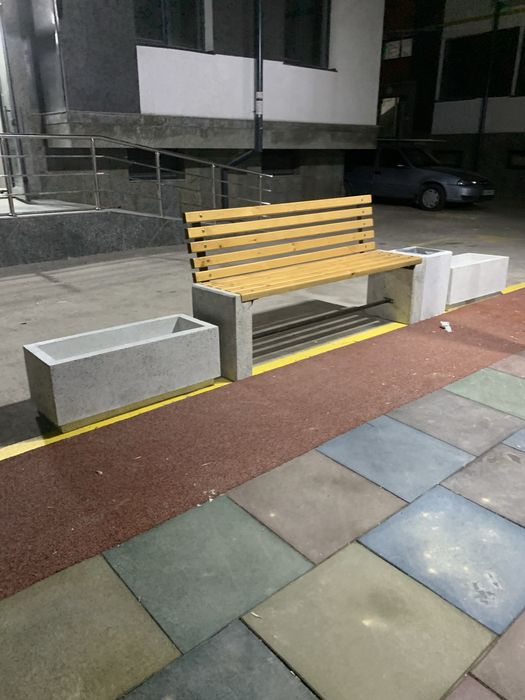 Скамейка сделанная из бетона c красивыми узорами.