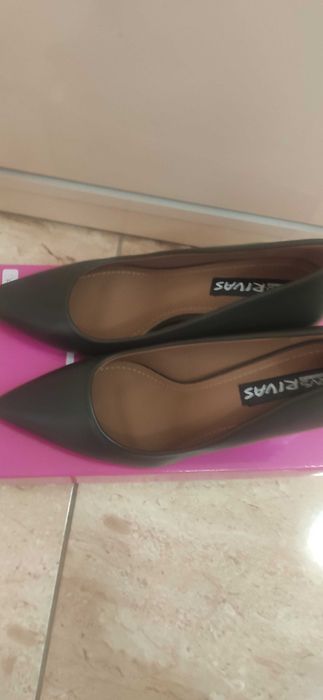 Обувки на ток нови