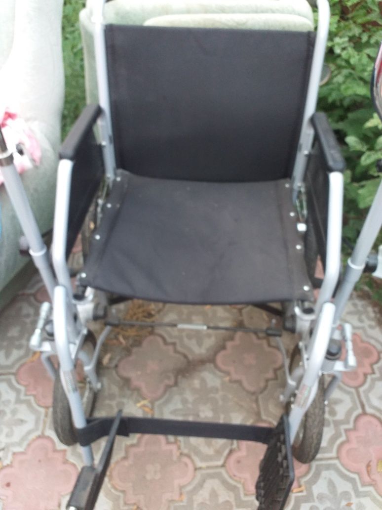 Продам инвалидную коляску новую