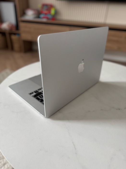 MacBook Air 15" M2 256 GB - Ca nou, 2024, folosit foarte puțin