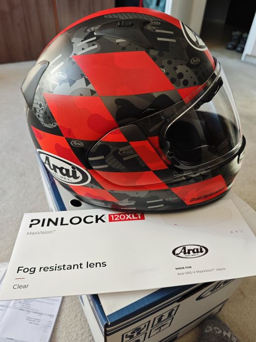Продавам каска Arai xl
