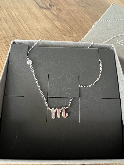 Колие с буквата М и камъче