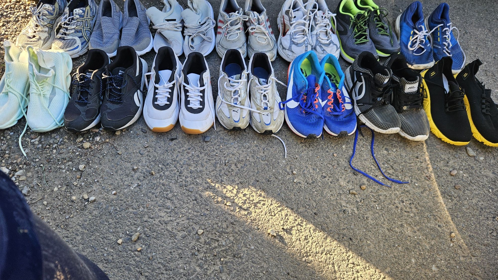 Adidasi de alergare diferite mărimi