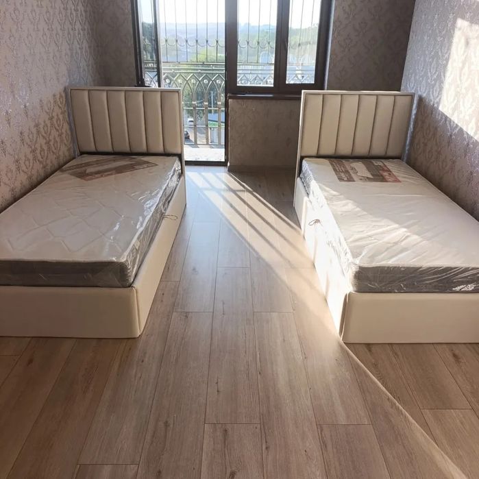 Односпальная мягкая кровать в классическом стиле