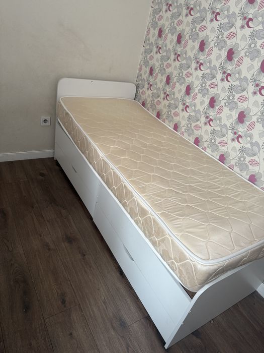 Продаю кровать с полками и матрасом