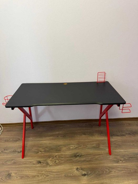 Vând birou gaming.
