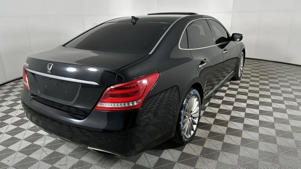 Hyundai Genesis Equus oldi orqa fara