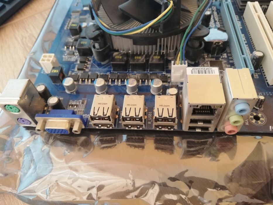Placa de baza GIGABYTE GA-H55M-S2 + Procesor Intel Core i5 760 2.80GHz