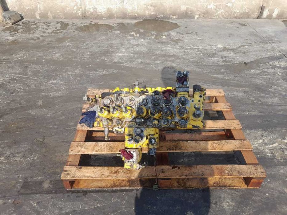 Distribuitor hidraulic Komatsu C2L51496 excavator Komatsu PC210 - 6