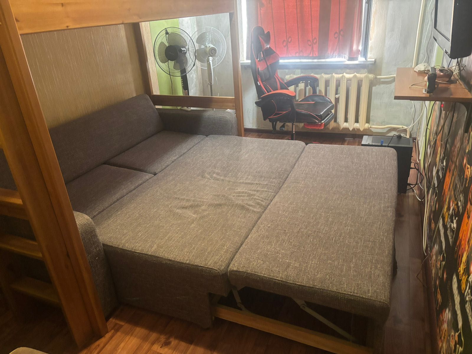 Двух уровненный кровать, диван.