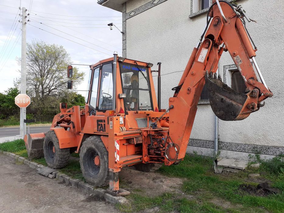 Багер, челен товарач с копател