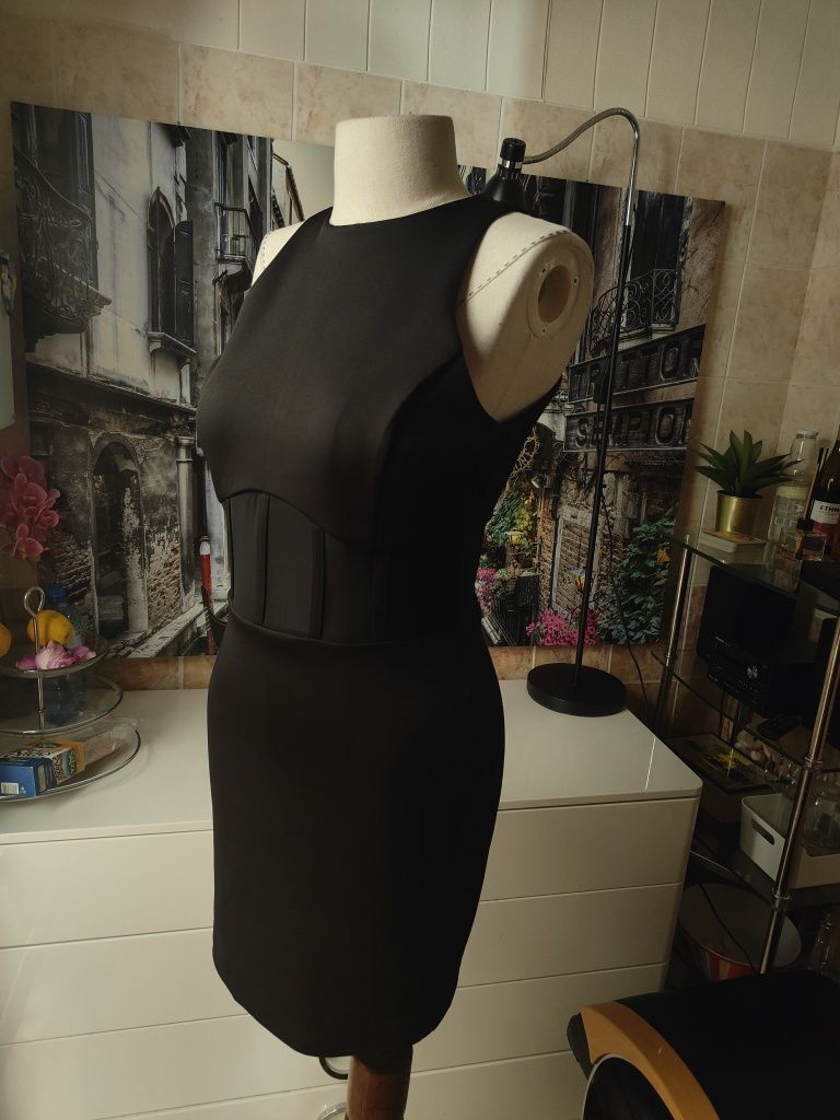 Оригинална рокля Guess - размер М
