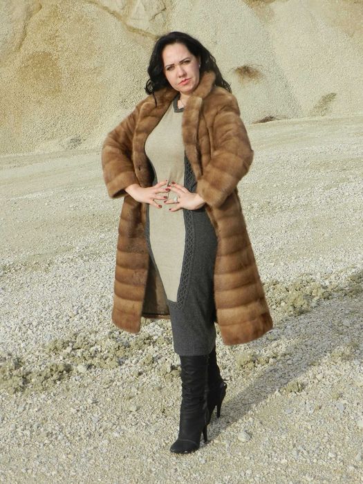 FINETE SI STIL! Splendida haina din blana de  vizon  SAGA caramella.