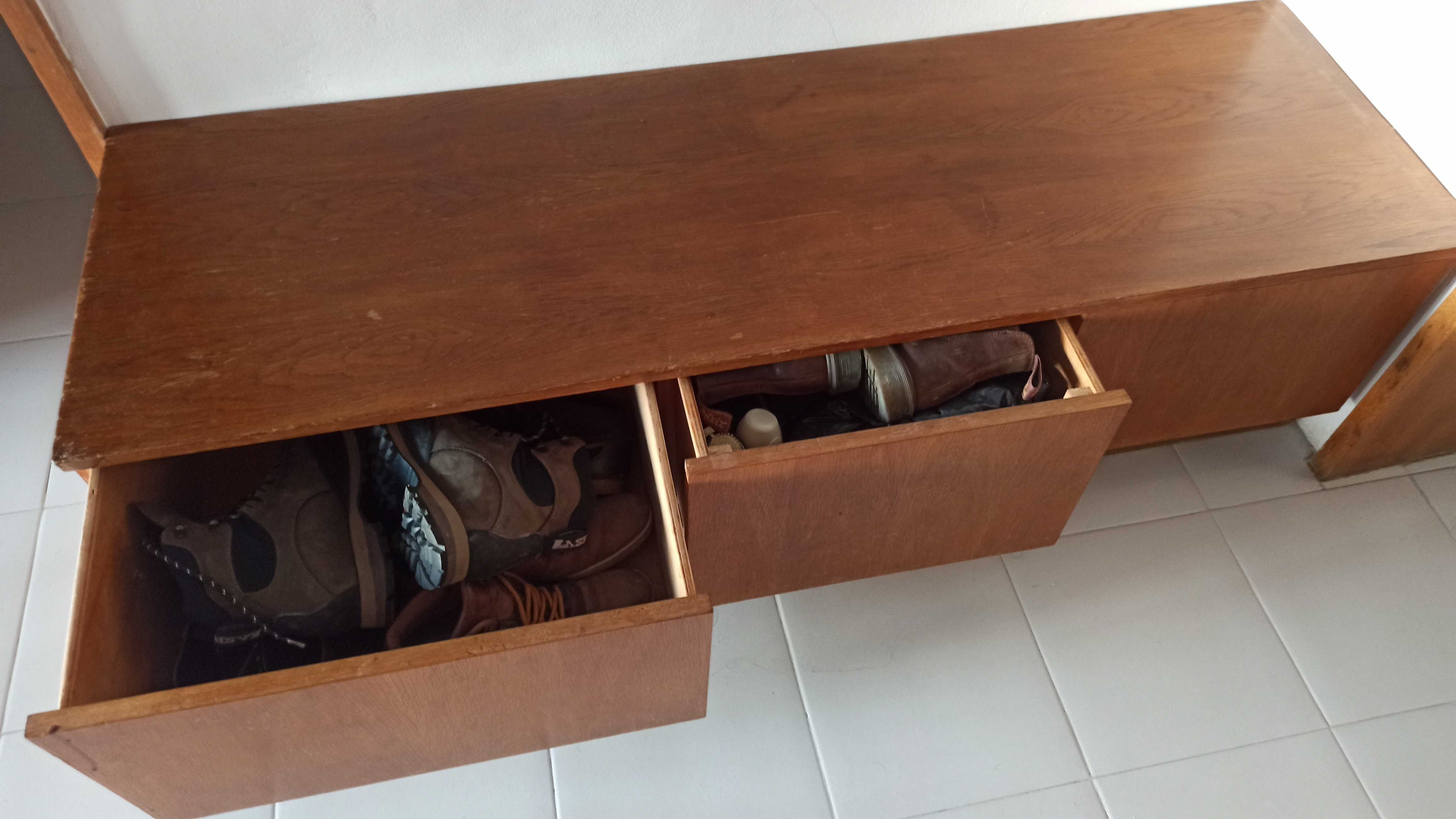 дървен шкаф за обувки с три чекмеджета
