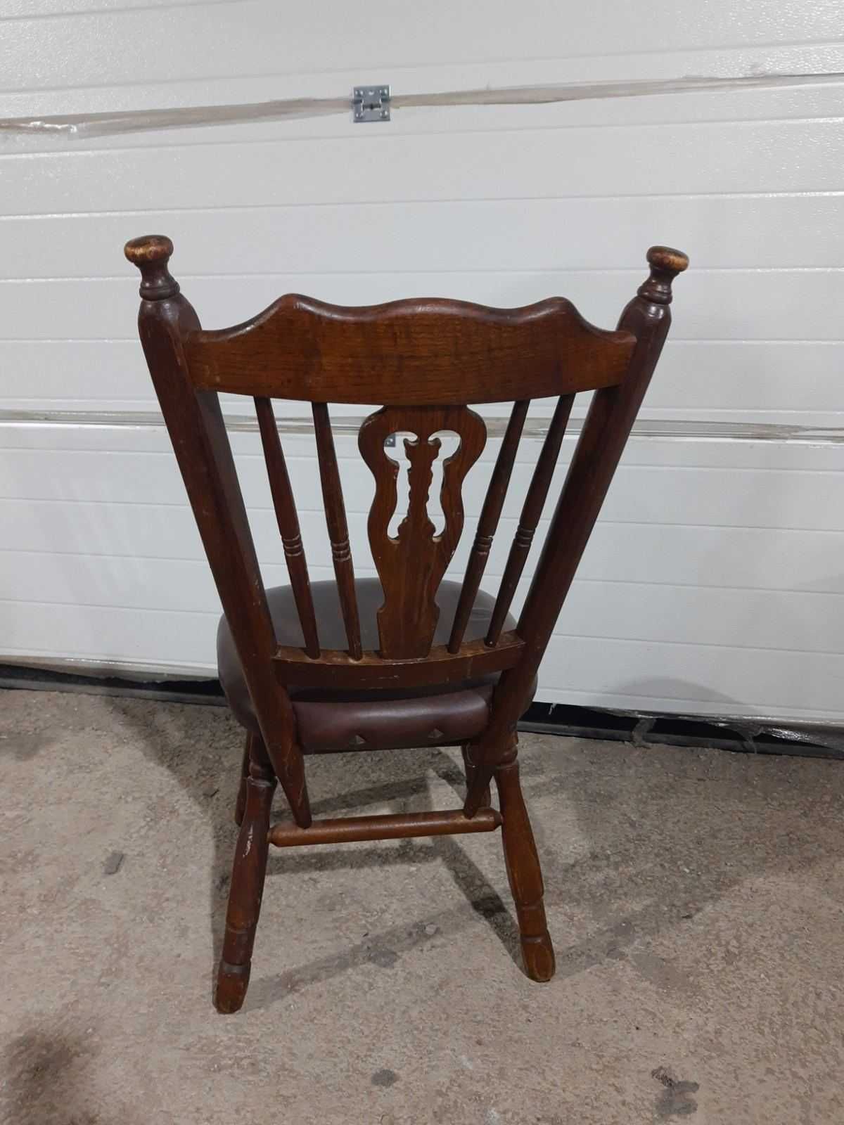 Старинен дървен стол с кожена облицовка. Внос Франция