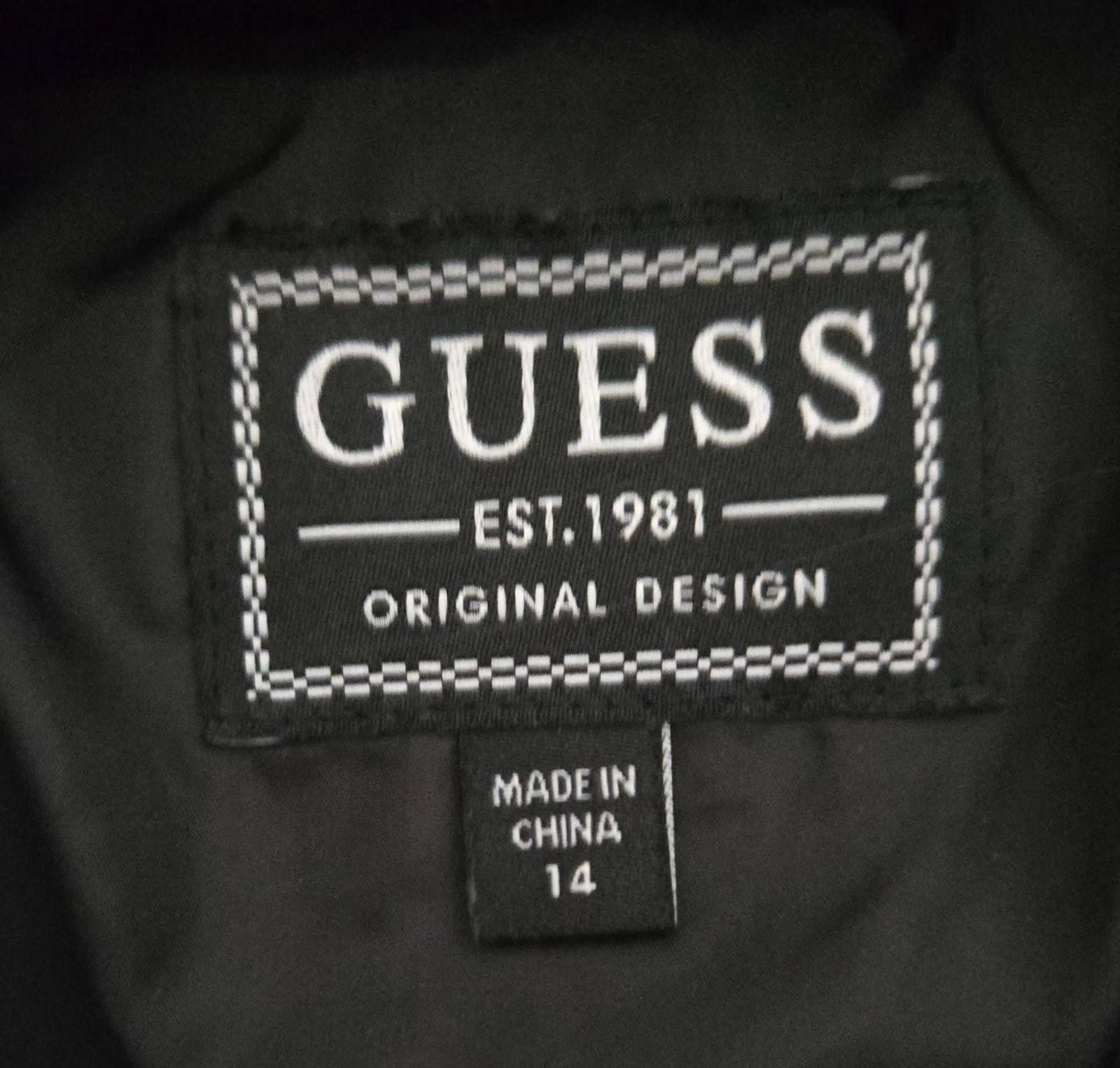 Яке Guess Черно-бяло