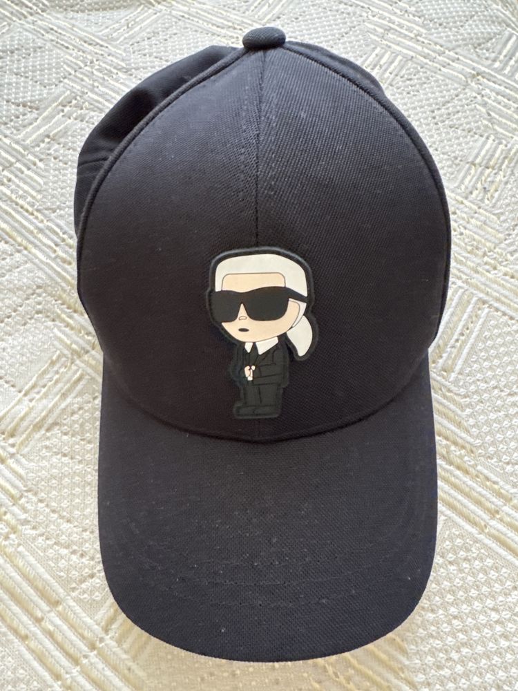 Спешно се продава оригинална шапка на Karl Lagerfeld