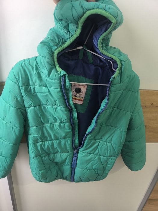 Продавам две есенни якета 98-104 см обща цена 25 лв.