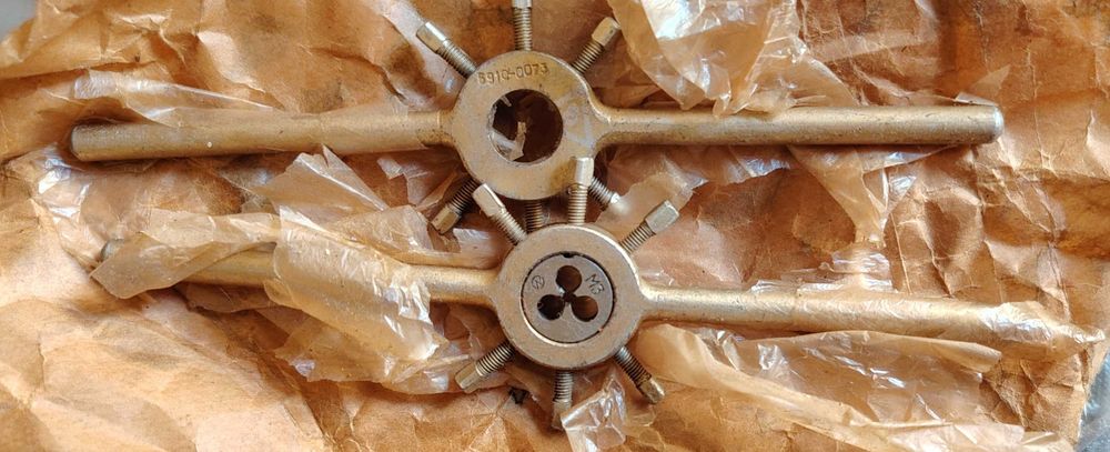 Плашкодержатель для плашек д. 20мм