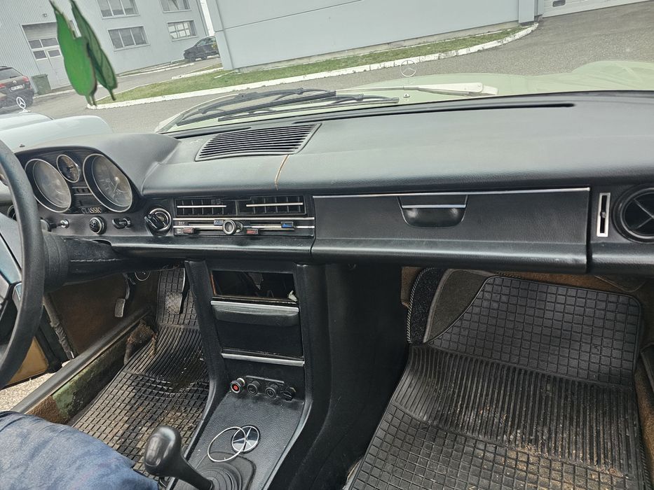 Mercedes-Benz w115 - 200D - 1976 Retromobil