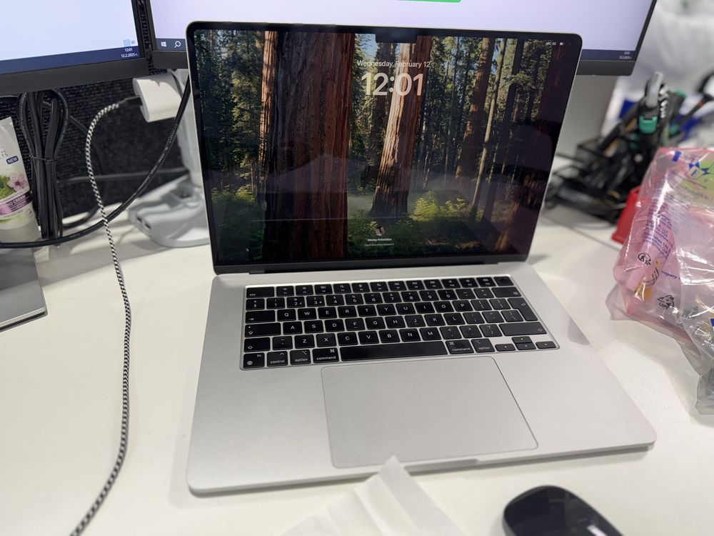 Macbook Air 15 2023 M2 8 cores, 8GB, 10 cores GPU
