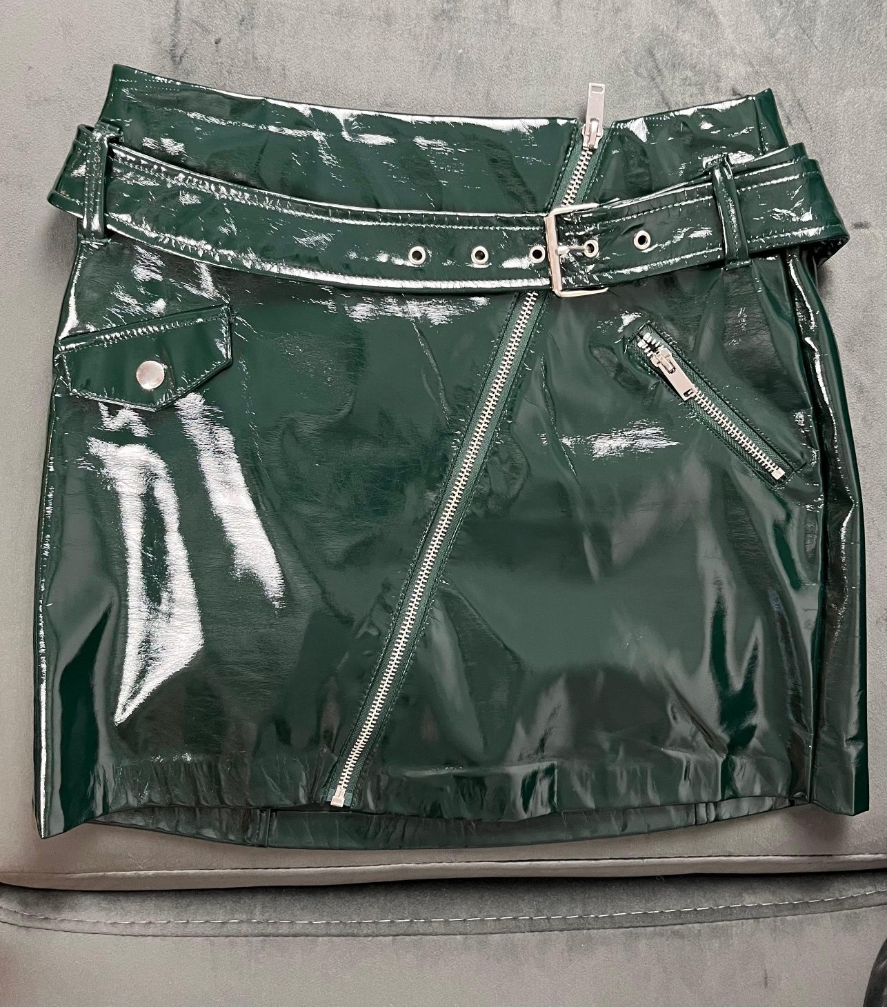 Vând fusta mini piele ecologica Bershka
